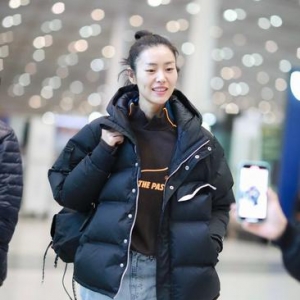 短款羽绒上身 刘雯终于认真过冬