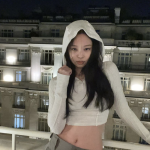 超火辣！Jennie中空吊带背心美出天际，BLACKPINK也将回归？